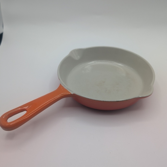 Vintage Le Creuset Double Spout Enameled Cast Iron Skillet #16 Orange Flame 6.5" - Picture 1 of 7